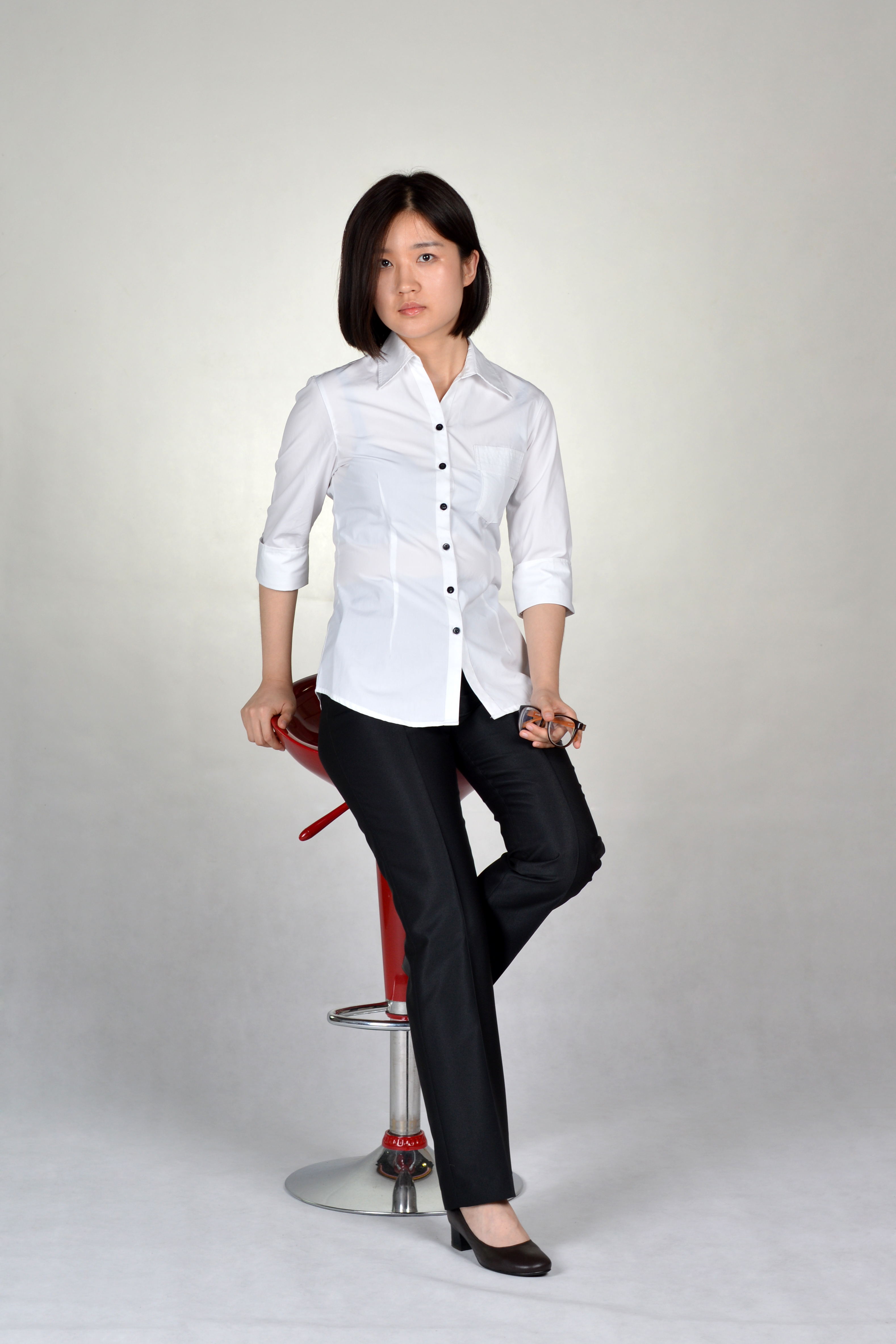 職業(yè)裝定制廠家，職業(yè)裝穿搭，穿著職業(yè)裝體現(xiàn)的狀態(tài)